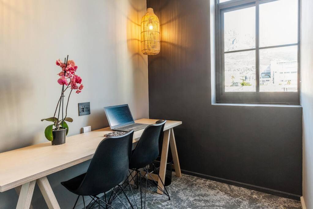 Central, Sophisticated Luxury At The Harri W Views