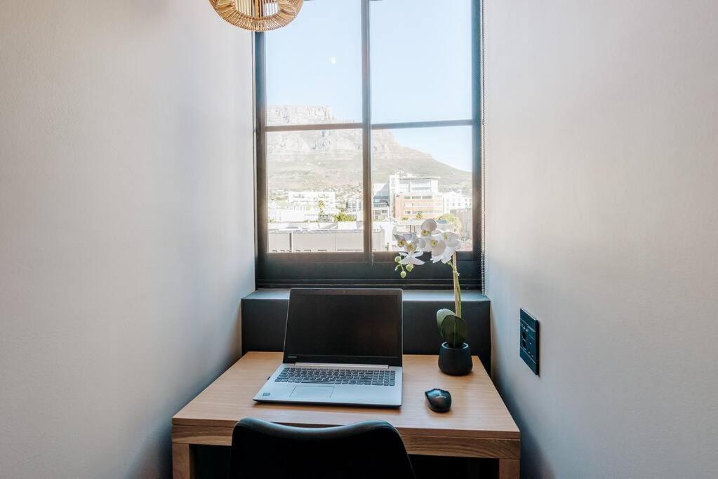 Central, Sophisticated Luxury At The Harri W Views Apartment