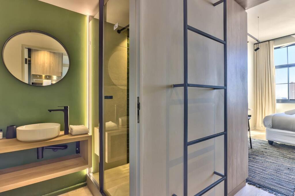 Central, Sophisticated Luxury At The Harri W Views Apartment