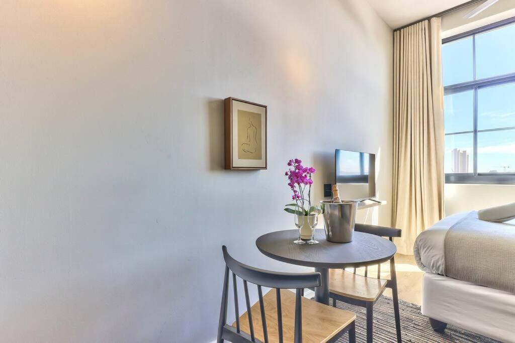Central, Sophisticated Luxury At The Harri W Views Apartment